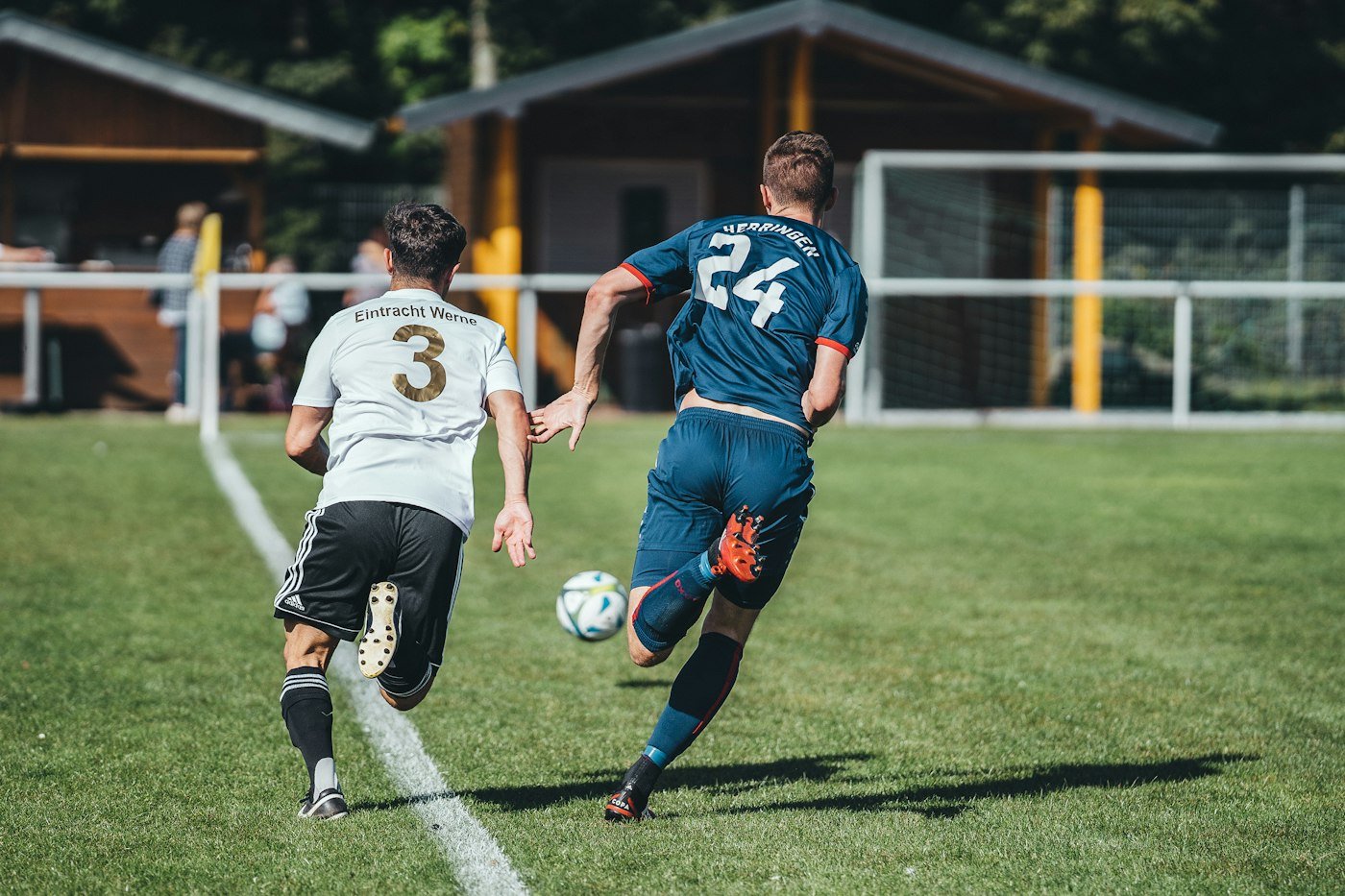 Deux joueurs au duel pour le ballon le long de la ligne
