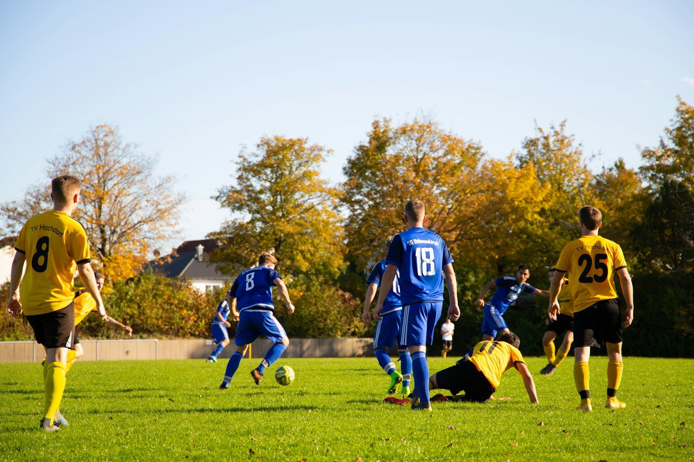 Phase de jeu entre une équipe en jaune et une équipe en bleu