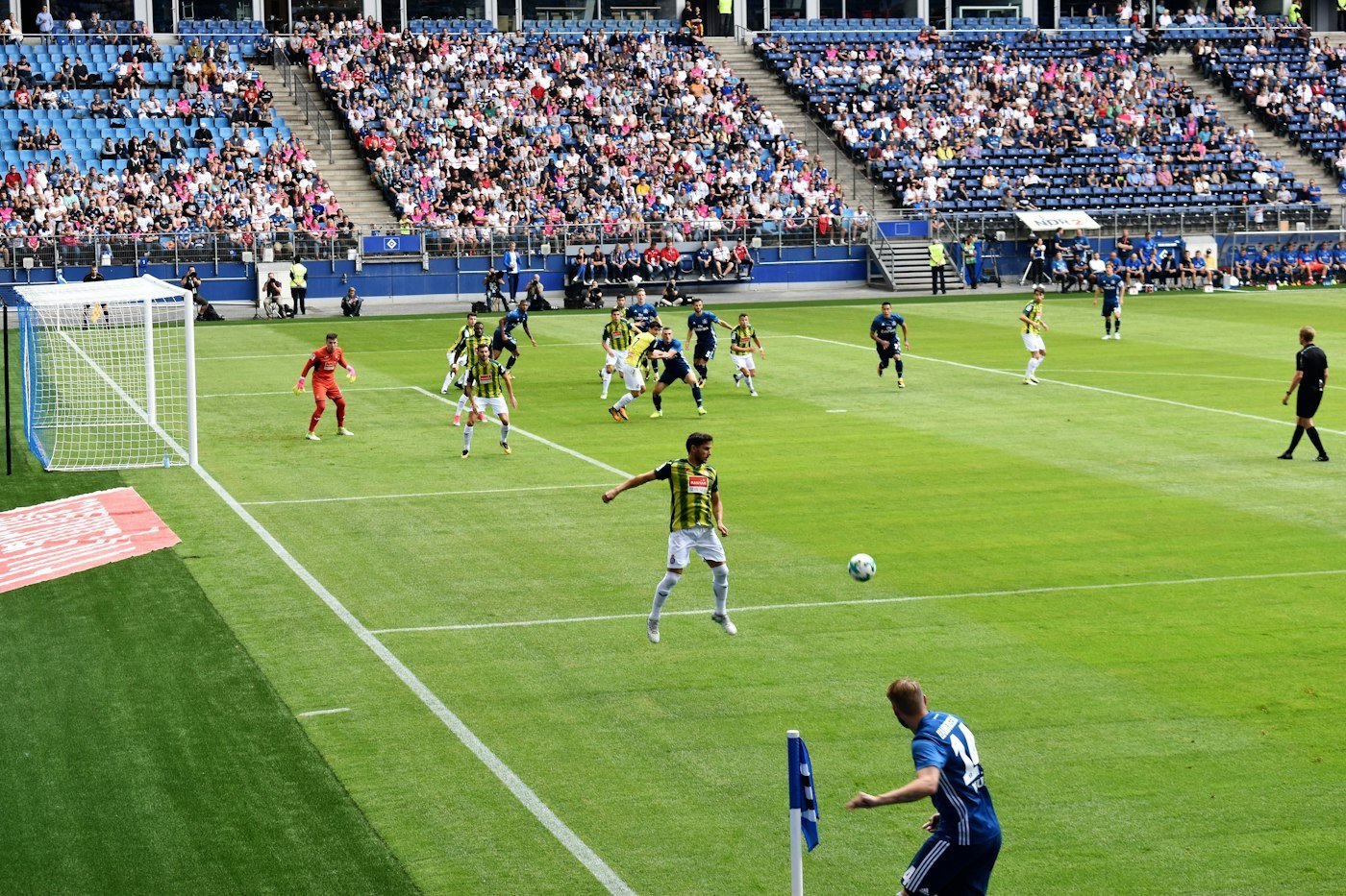 Match dans un stade plein, vu depuis les tribunes