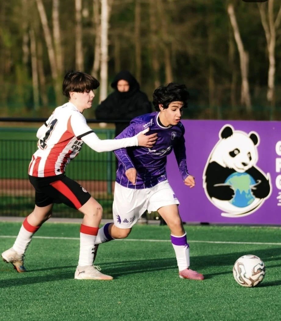 David Elias, maillot violet du Beerschot, conduit le ballon devant un adversaire