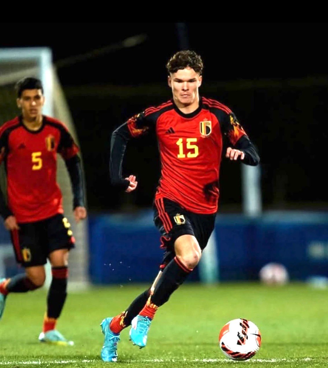 Hugo Lamock balle au pied sous le maillot de la Belgique, numéro 15