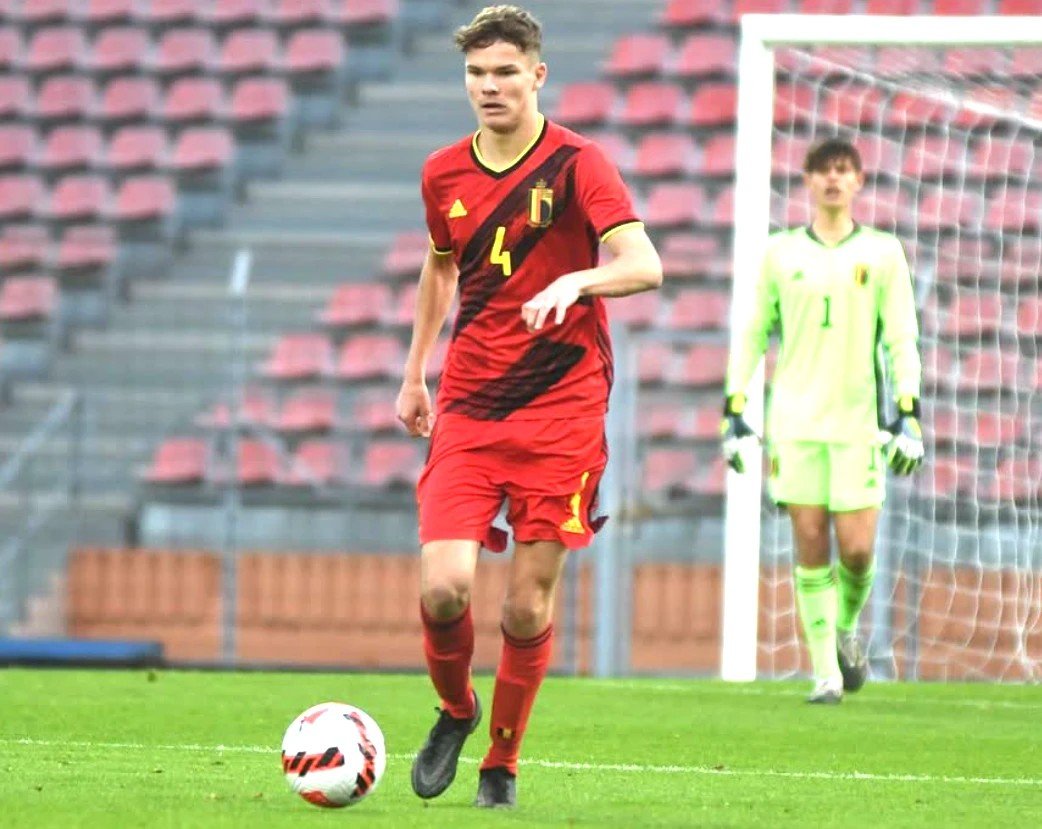 Hugo Lamock, numéro 4, en match avec l’équipe de Belgique de jeunes