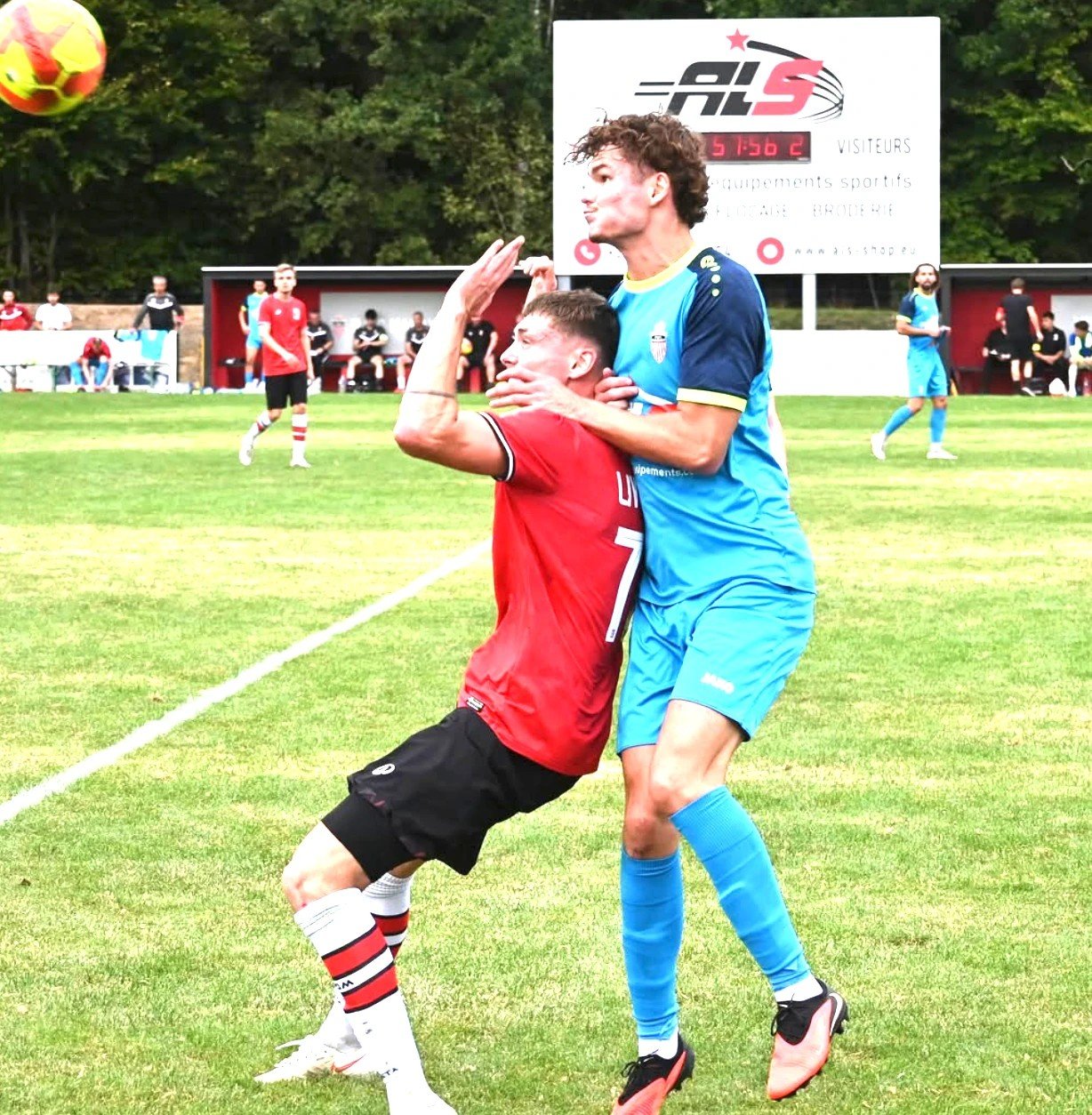 Hugo Lamock au duel avec un attaquant adverse