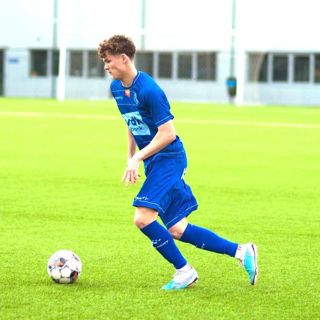 Hugo Lamock balle au pied sous le maillot bleu de La Gantoise