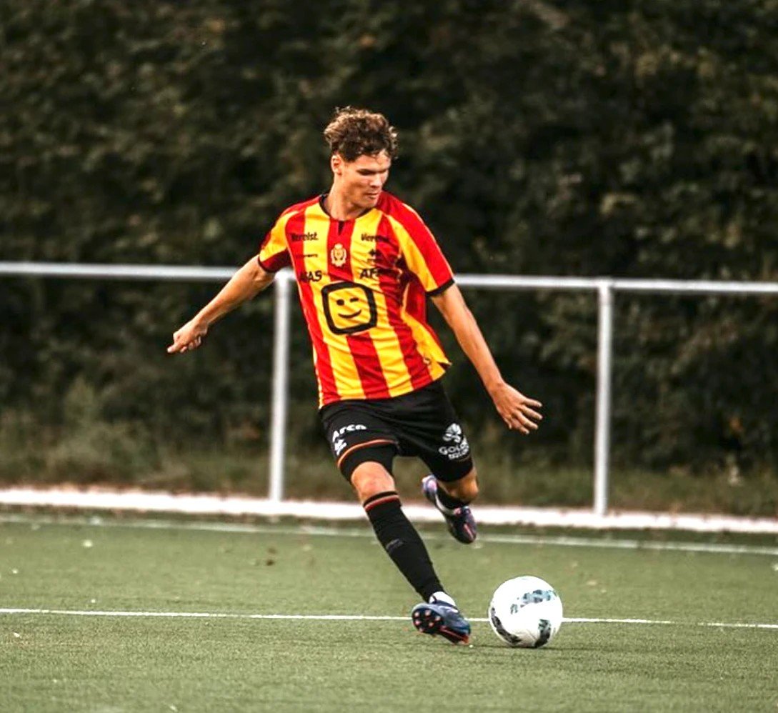 Hugo Lamock sous le maillot jaune et rouge du KV Malines