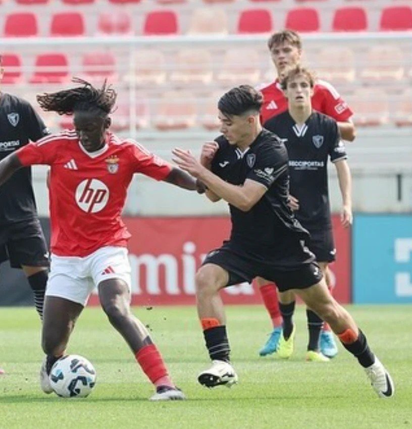 Jebril Moumen au duel avec un joueur de Benfica