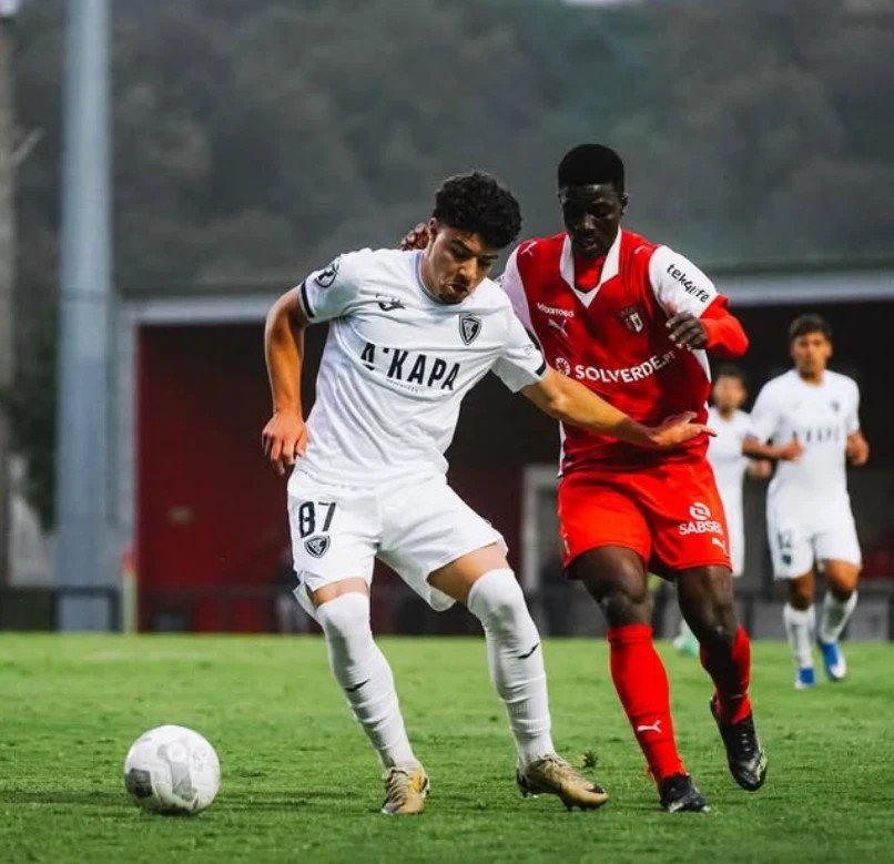 Jebril Moumen protège le ballon face à un adversaire