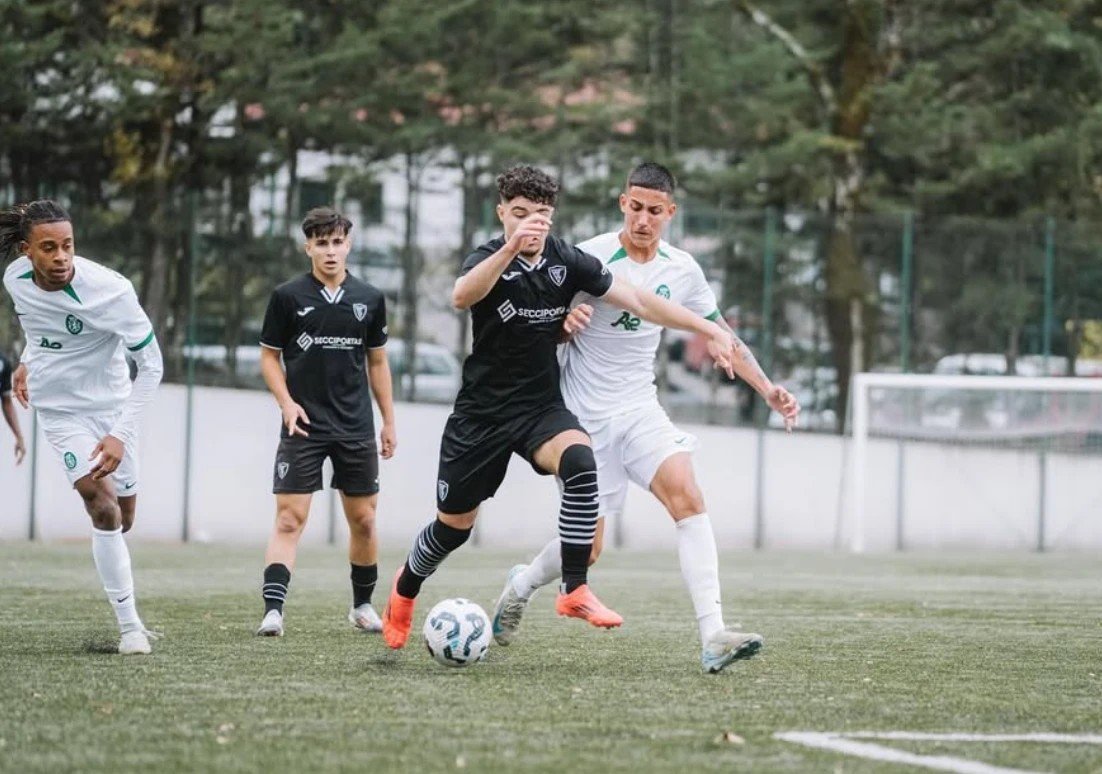 Jebril Moumen conduit le ballon face aux joueurs du Sporting