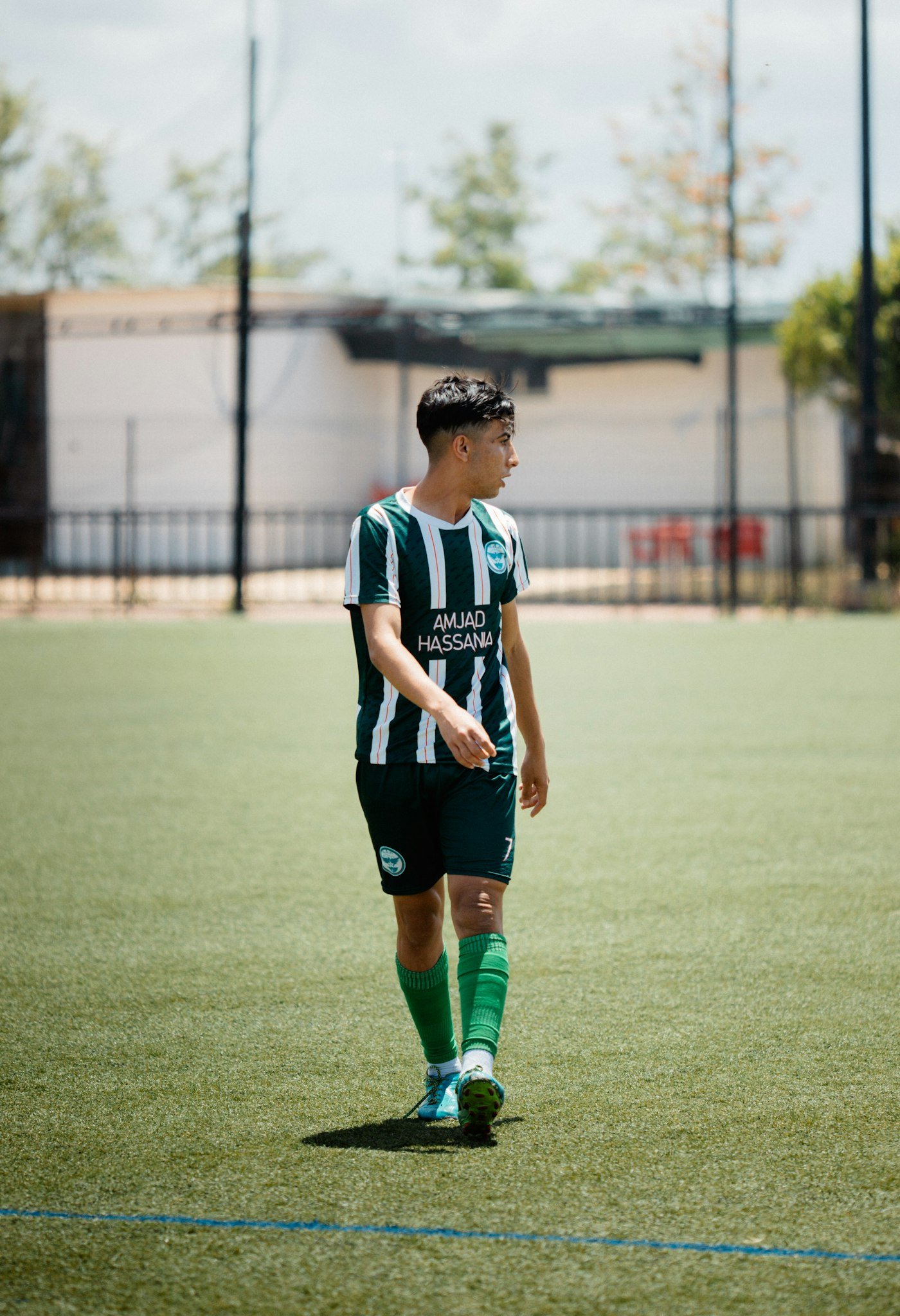 Jeune joueur en maillot rayé sur le terrain