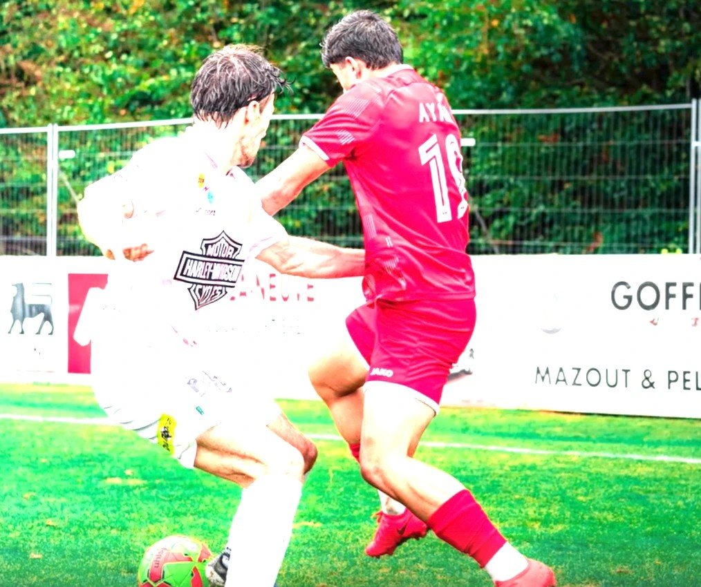 Lucca Ayala, numéro 19, au duel sous le maillot rouge du RSC Habay