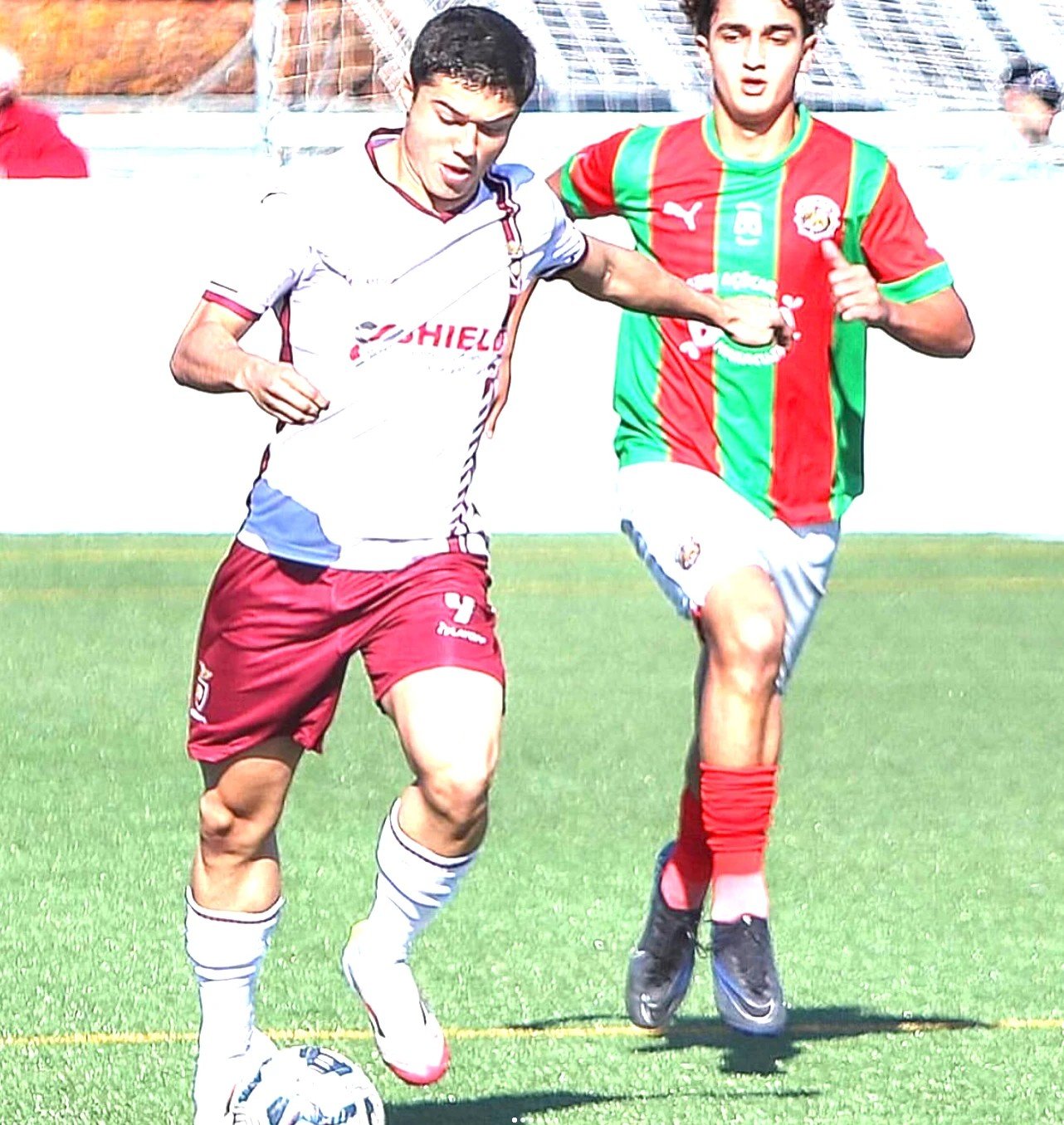 Lucca Ayala balle au pied sous le maillot blanc et bordeaux d’Oriental