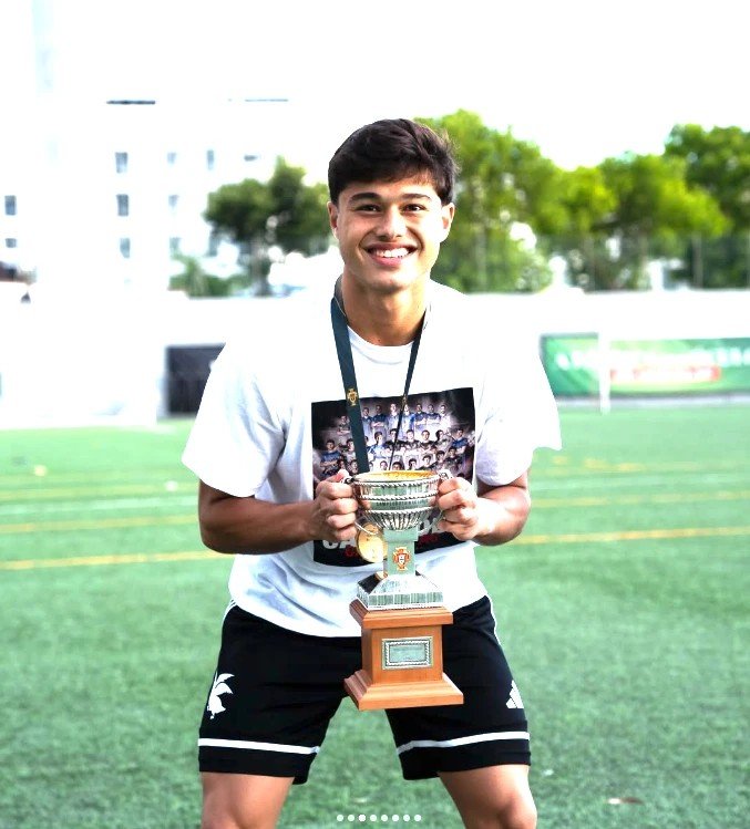 Lucca Ayala sourit avec le trophée et la médaille de champion