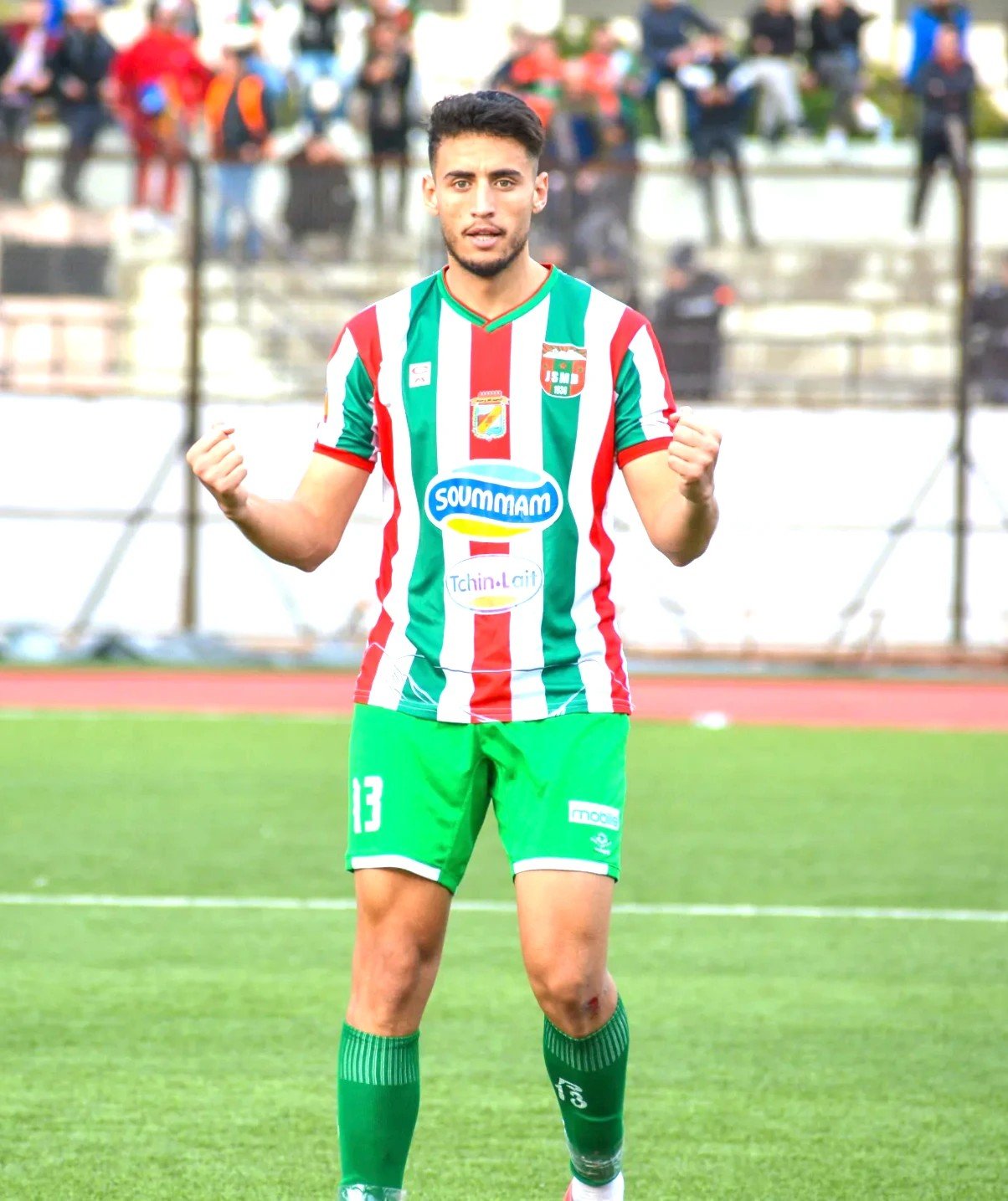 Rayane Gacem serre les poings sous le maillot rayé de la JSM Béjaïa
