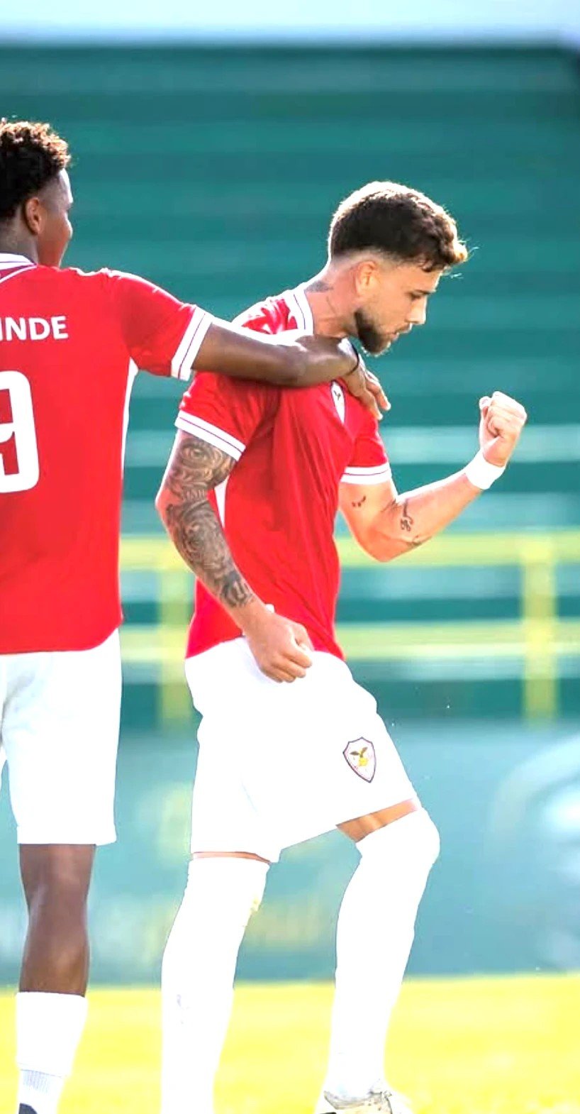 Zé Thiago serre le poing après un but, félicité par un coéquipier