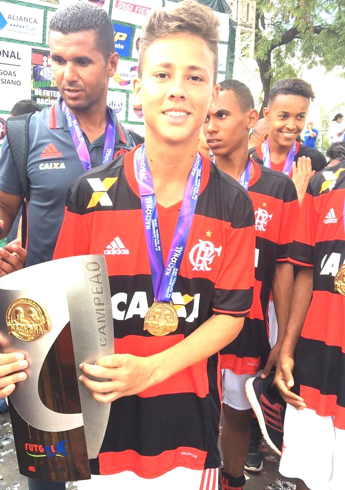 Zé Thiago, jeune, médaille d’or au cou après un titre avec Flamengo