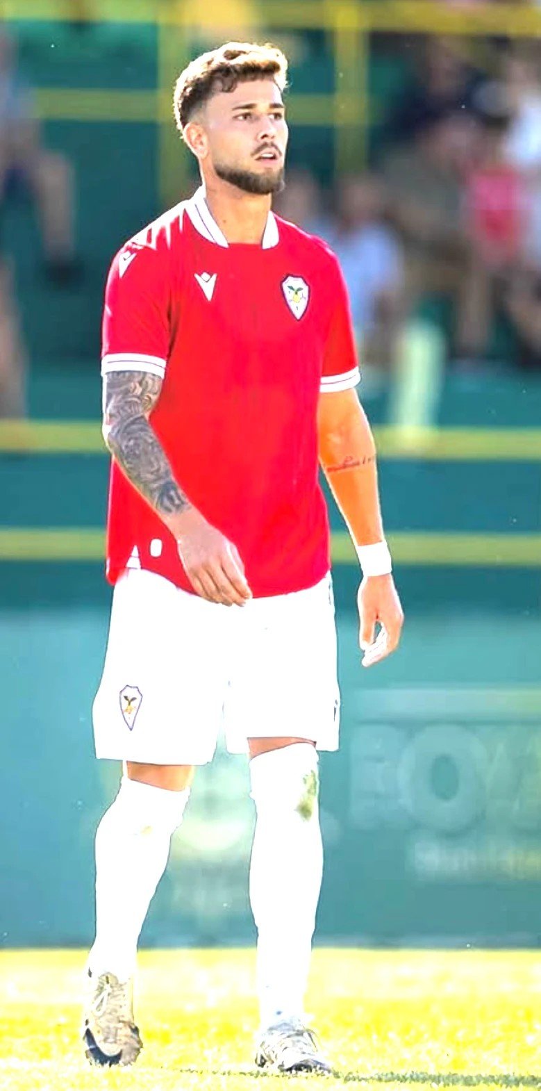Zé Thiago sur le terrain sous le maillot rouge du SC Salgueiros