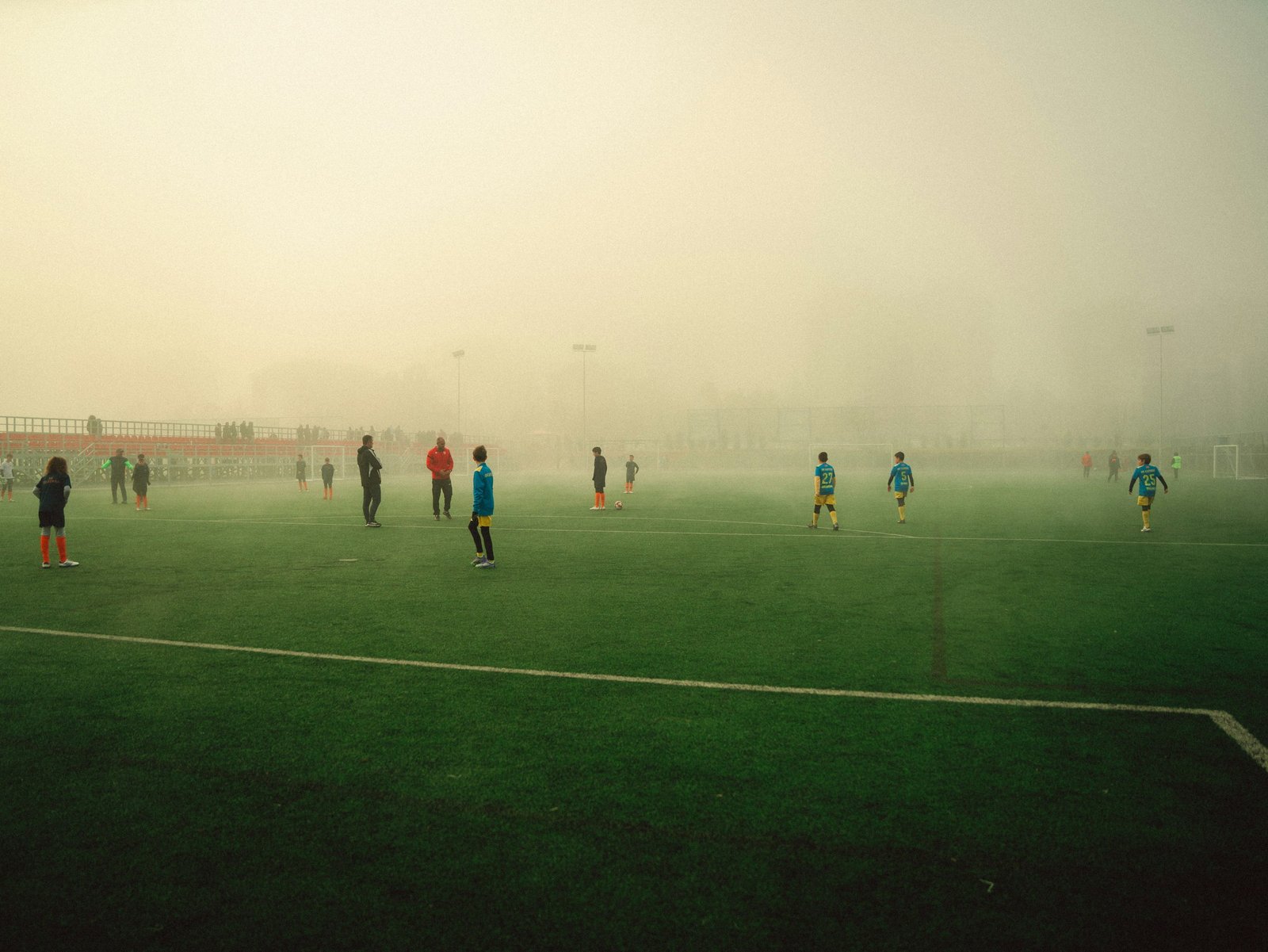 Joueurs sur un terrain de football dans la brume
