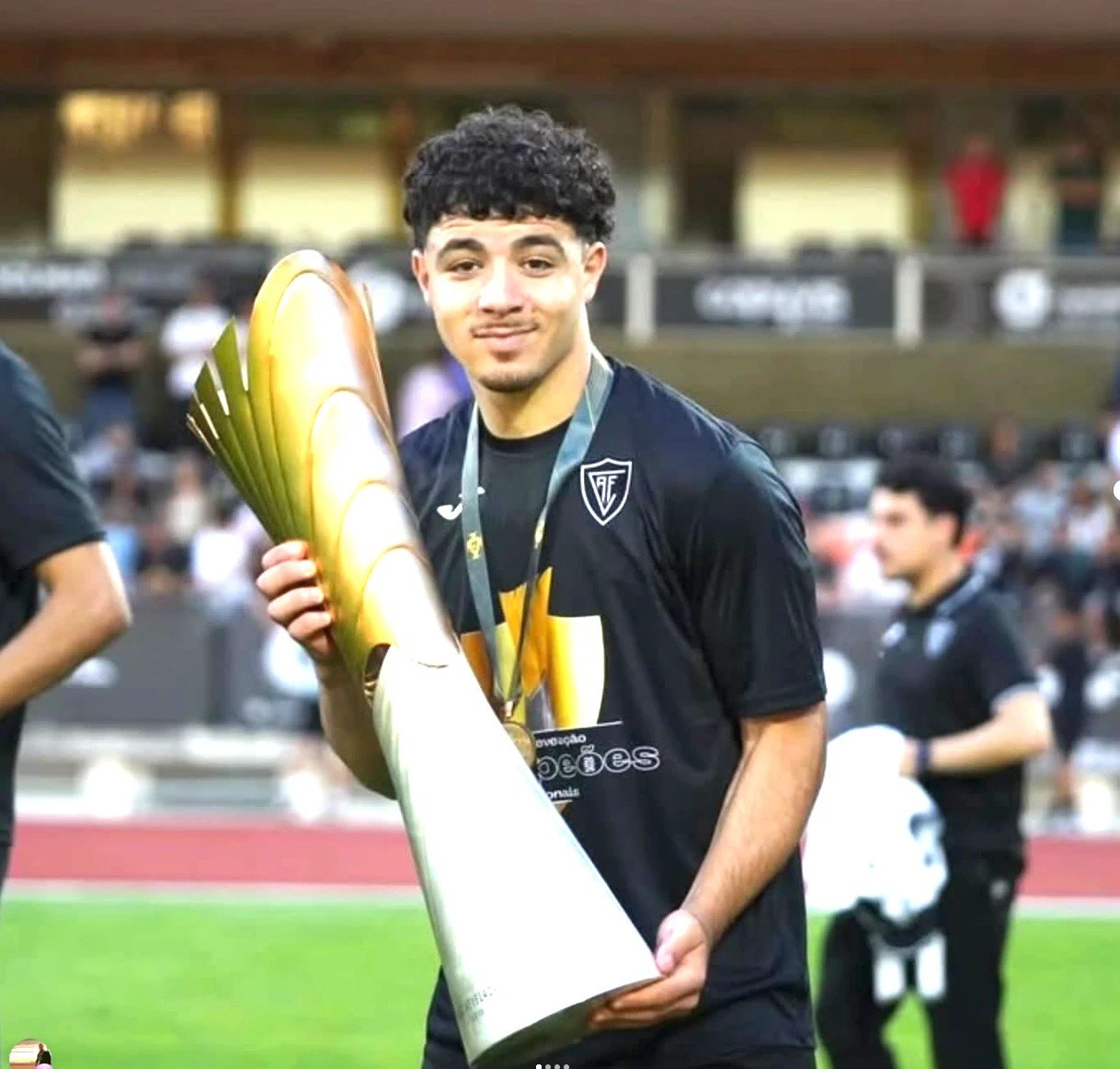 Jebril Moumen pose avec le trophée de champion du Portugal U23 et sa médaille