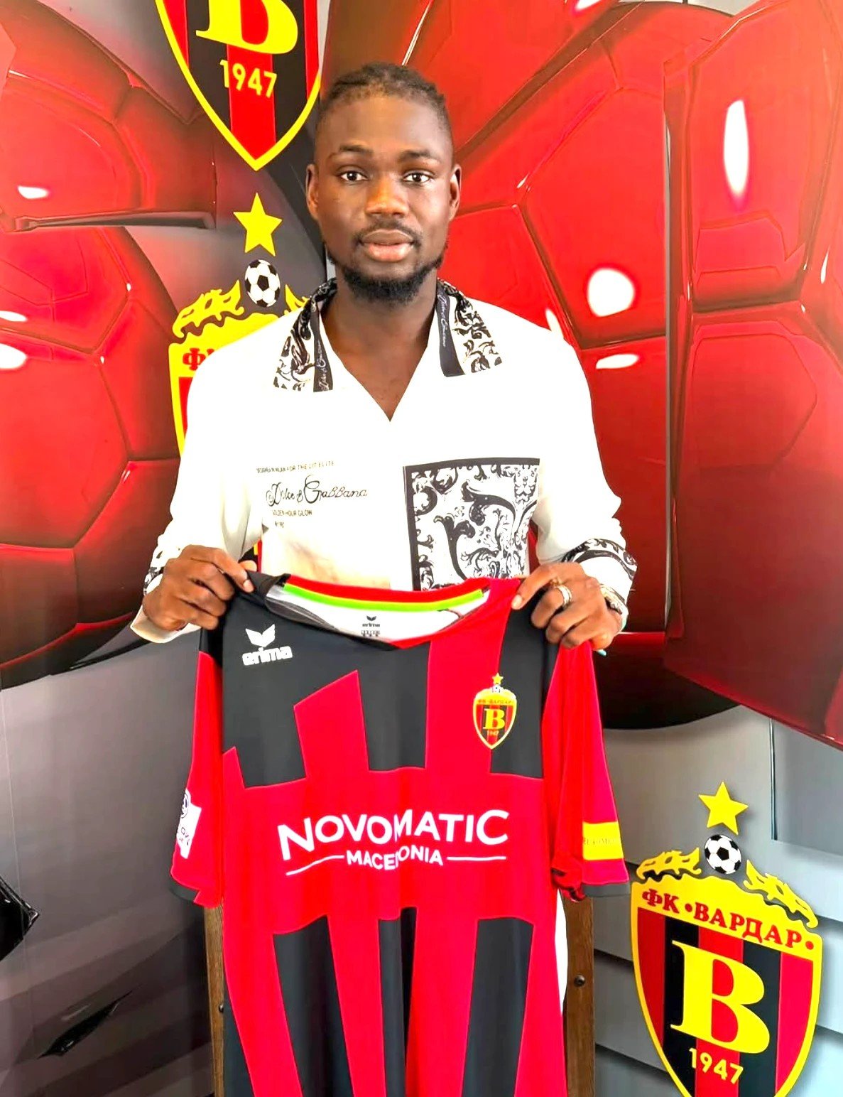 Siriky Diabaté présente le maillot du Vardar Skopje