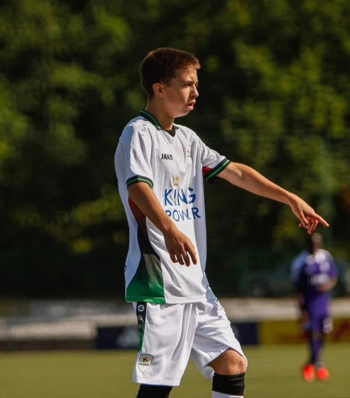 Ylano Ensinas, bras tendu, sous le maillot blanc d’OH Leuven