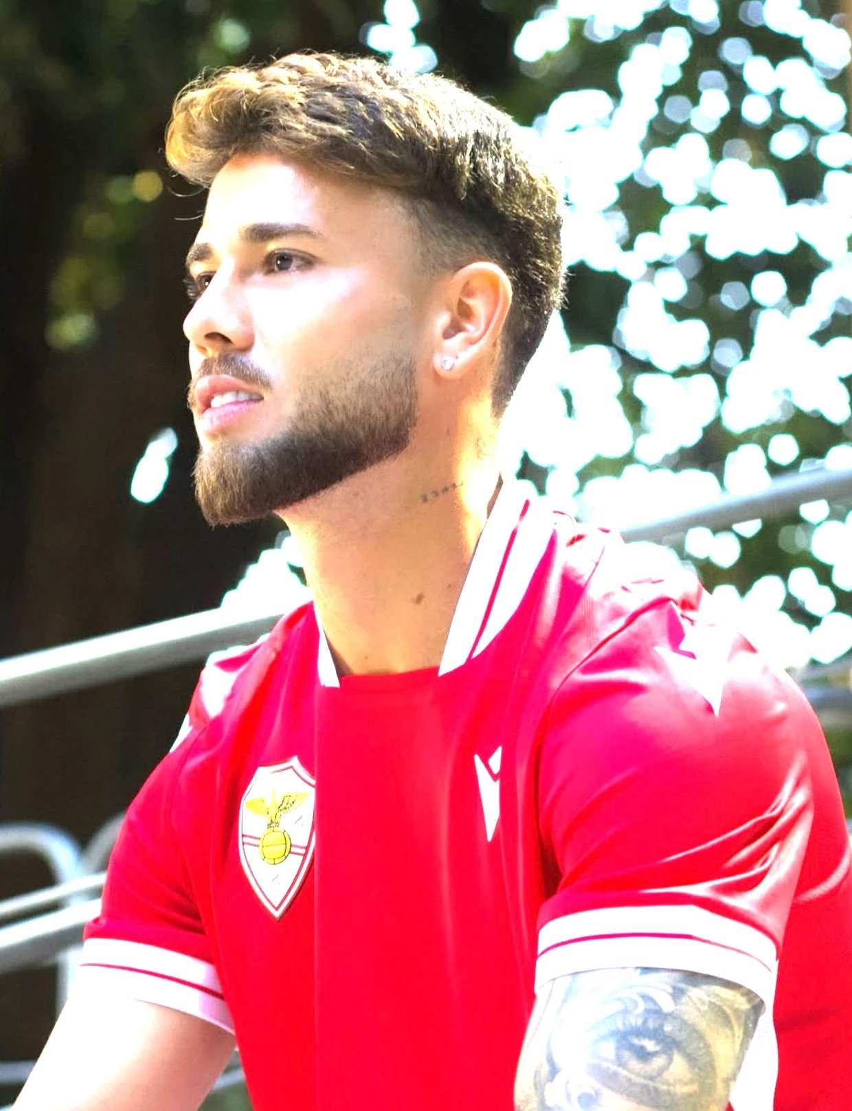 Portrait de Zé Thiago sous le maillot rouge du SC Salgueiros