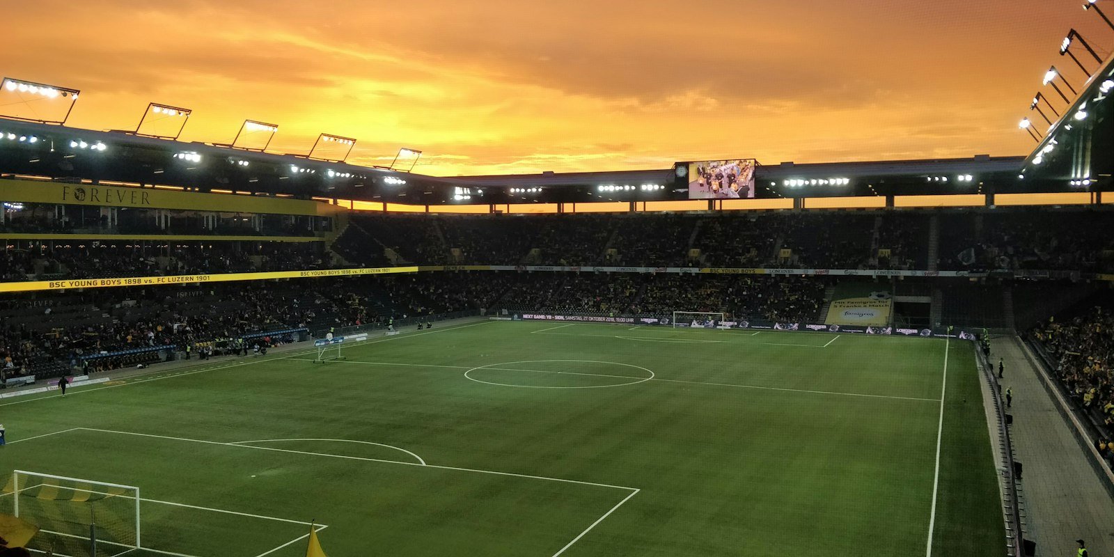 Un stade de football au coucher du soleil