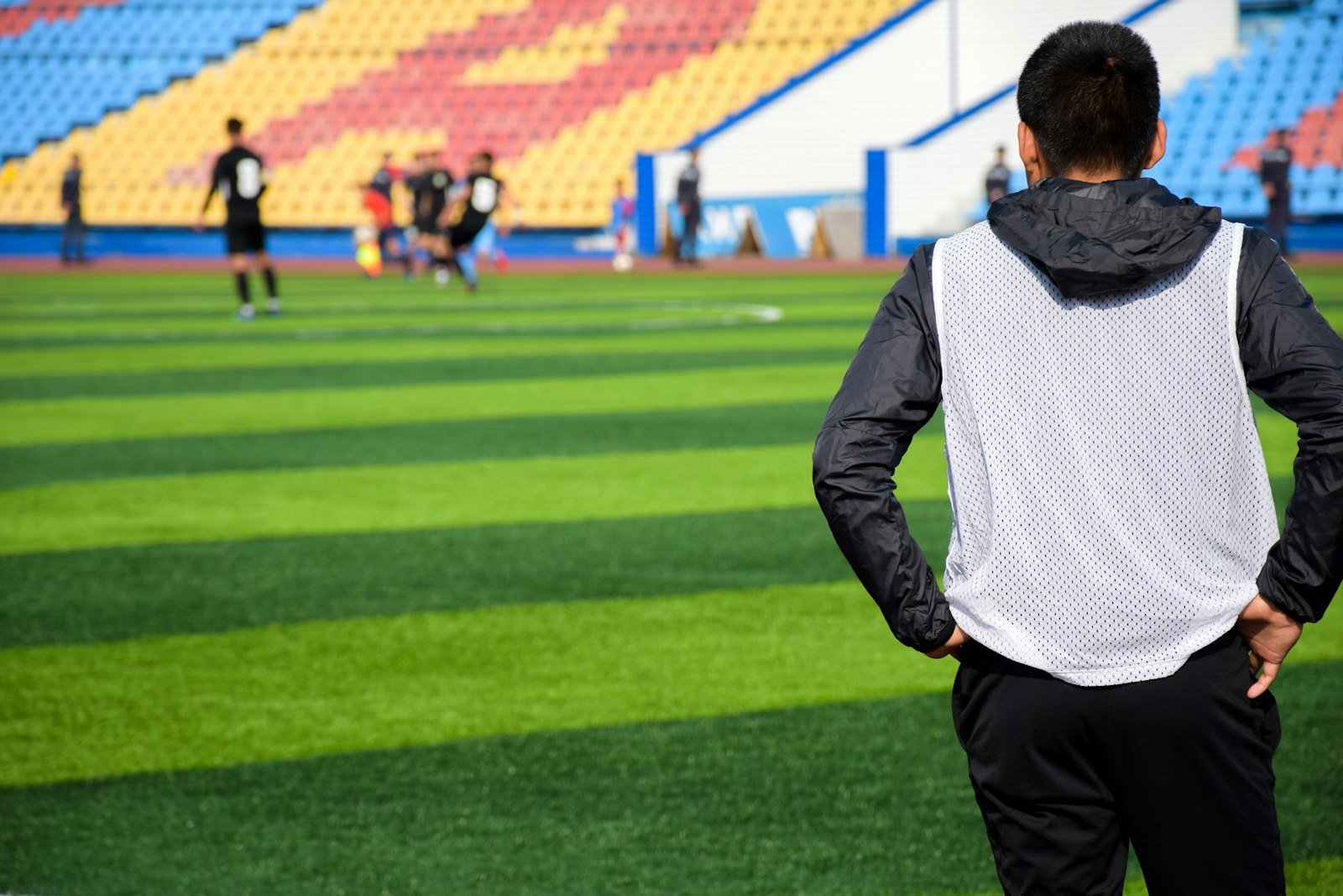 Un éducateur observe de jeunes joueurs à l’entraînement