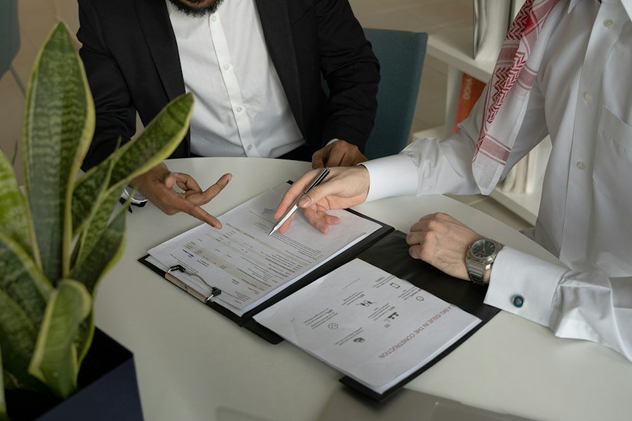 Signature d’un contrat sur une table